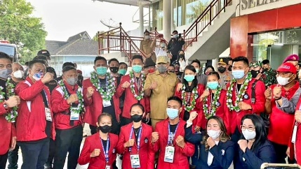 Kontingen Sulut Dijemput Bak Seorang Raja, Penjemputan Atlet NTT Jadi Viral