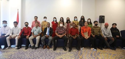 Steven Kandouw Membaur Dengan Warga Jayapura Ikuti Ibadah Minggu Bersama