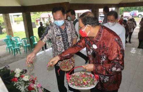 Ziarah di Makam Karel Senduk, Wali Kota Tomohon Apresiasi Pemkab Minahasa