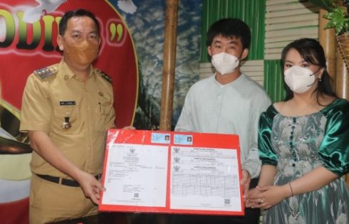 Jadi Pencatat Pernikahan, Senduk Langsung Serahkan Dokumen Kependudukan