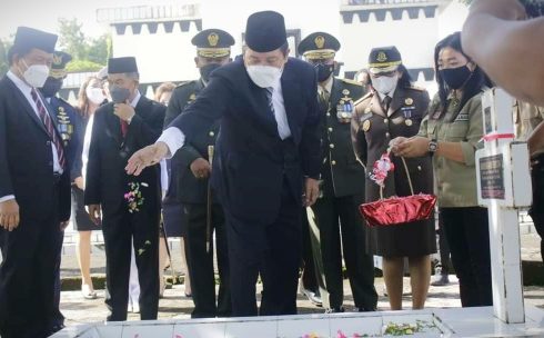 Tabur Bunga di TMP, Steven Kandouw Pimpin Upacara Hari Pahlawan