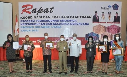 Minsel Terbaik Pendataan Keluarga Tahun 2021, Bupati FDW Terima Penghargaan