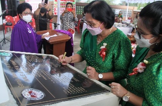 Jeand’arc Karundeng Hadiri Penandatanganan Prasasti Wale Upus Ni Mama ‘Adrian’