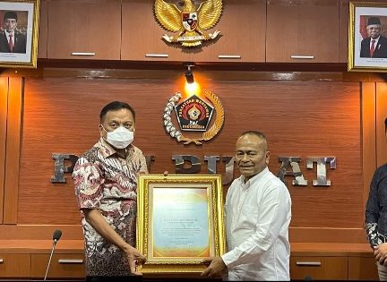 Gubernur Olly Dondokambey Terima Penghargaan Dari PWI Pusat