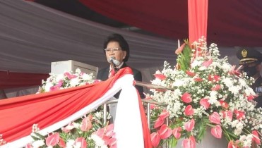 Ketua DPRD Manado Aaltje Dondokambey baca teks Proklamasi di Upacara HUT ke-77 RI