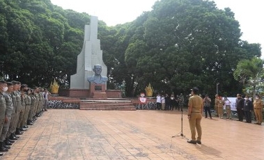 Steven Kandouw Ziarah Ke Makam Pahlawan Sam Ratulangi