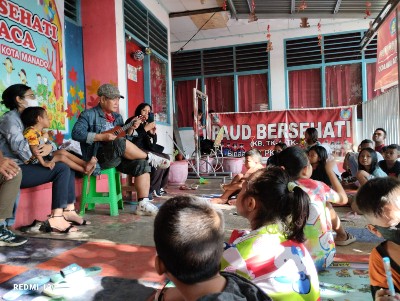 Jodhi Yudono dan Komunitas Dinding Manado Hibur Puluhan Anak Pasar Bersehati