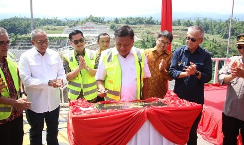 Olly Dondokambey Isi Air di Bendungan Kuwil-Kawangkoan  