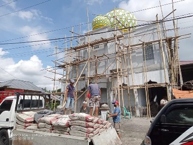 Pembangunan Masjid At Taqwa Molompar, Ronald Kandoli bantu 150 sak semen