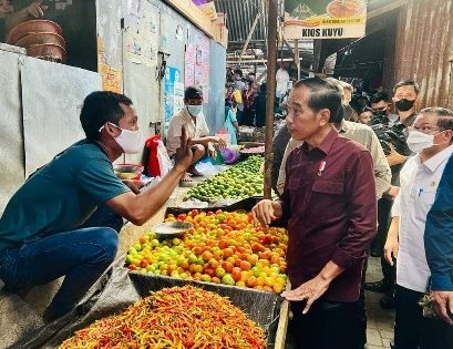 Presiden Jokowi Cek Harga Sembako di Pasar Airmadidi