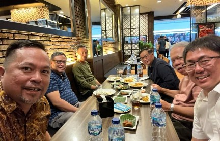 Jokowi Makan Malam di Mantos Bersama Andrei Angouw dan Richard Sualang