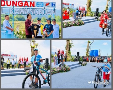 Di Bendungan Kuwil, Jokowi Bagi-bagi Sepeda Untuk Anak Sekolah