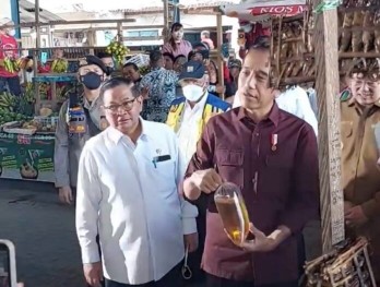 Jokowi bercekrama dengan Pedagang Pasar di Manado