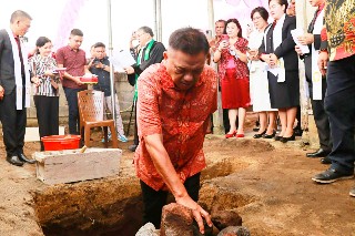 Pembangunan Gedung GMIM Karumenga Langowan, Olly Dondokambey Letakkan Batu Pertama