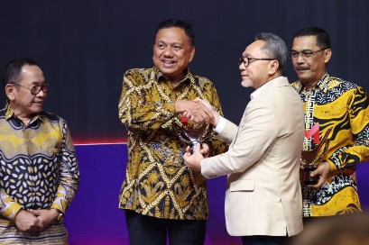 Lagi, Olly Dondokambey Sabet Merdeka Awards,