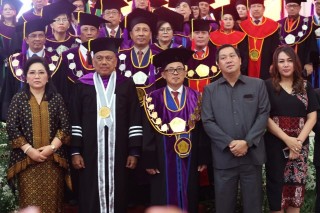 Prof Dr Olly Dondokambey SE Penerima Pertama Gelar Doktor Honoris Causa dari Unsrat