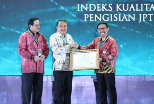 Sekda Mikler Lakat mewakili Pemkot Manado menerima 2 Kategori Penghargaan di Anugerah Meritokrasi KASN 2023