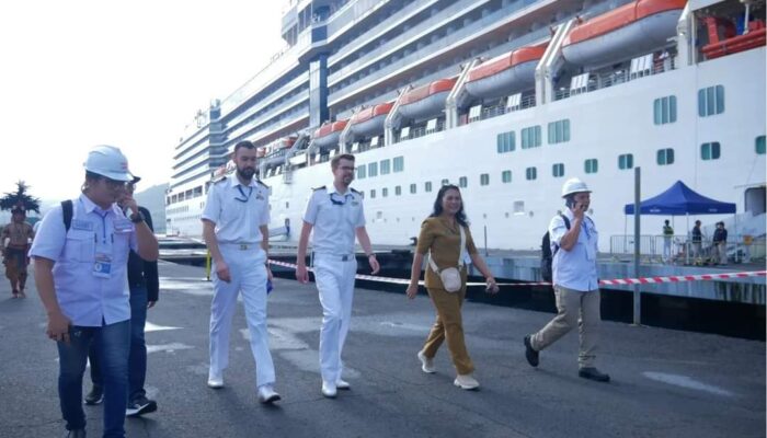 Bawa Ribuan Turis, Kapal Pesiar Mewah MV Arcadia Sandar di Bitung
