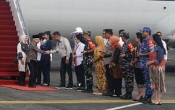 Olly Dondokambey Sambut Kedatangan Wapres KH Ma’ruf Amin di Manado