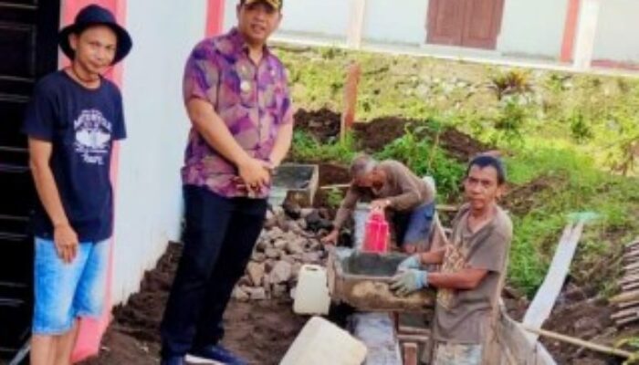 Peduli Pendidikan, Pemdes Kumelembuai Satu Bangun Drainase di Lokasi Sekolah