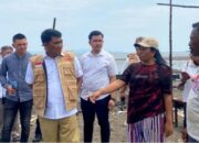 Bentuk Keperihatinan, Cagub YSK Sambangi Korban Rumah Terbakar di Kampung Ambong Minut