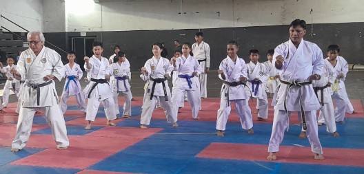 Iwan Fals Berlatih Karate Bersama Kadispora Sulut, Jemmy Ringkuangan Terkesan dengan Fisiknya