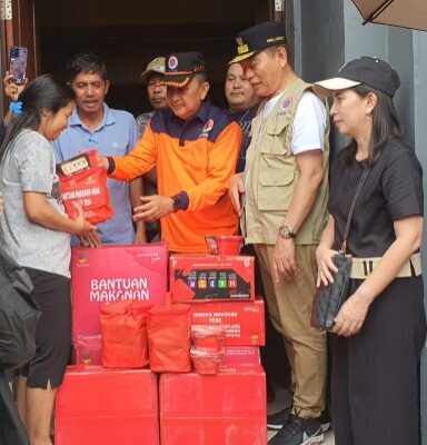 “Jendral” Lakat Dampingi Wagub Victor Mailangkay Tinjau Lokasi Pengungsian dan Serahkan Bantuan