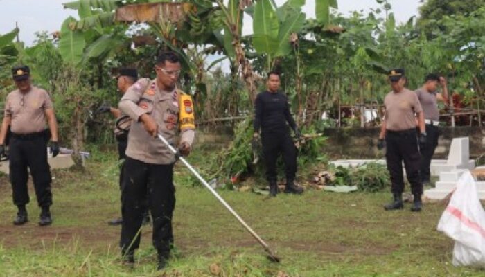 Kapolres Kotamobagu AKBP Irwanto Pimpin Bakti Sosial di TPU Mogolaing