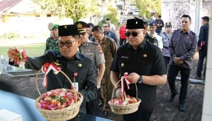 Peringati HUT ke-80 RI, Bupati Joune Ganda Pimpin Ziarah ke Makam Pahlawan Nasional Maria Walanda Maramis