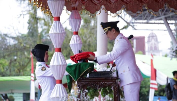 Meski Diguyur Hujan, Upacara Penurunan Bendera HUT ke 80 RI Berlangsung Hikmat