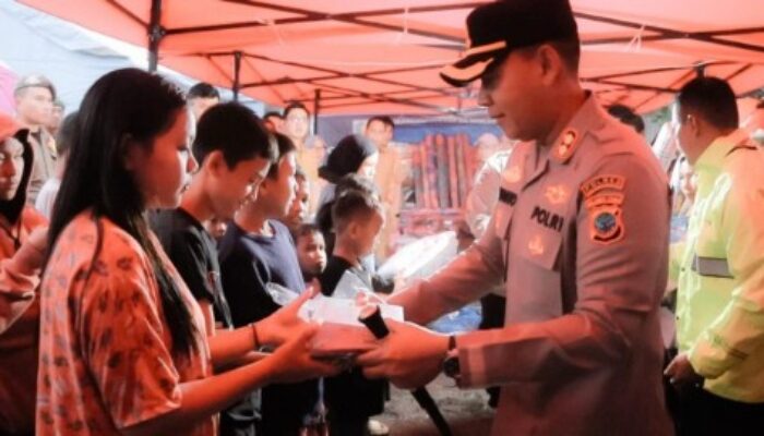 Kapolres Kotamobagu Serahkan Bantuan Kepada Warga Korban Kebakaran