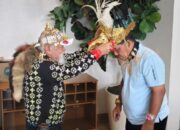 Gubernur Yulius Selvanus Bangga, Emblem Adat oleh Tetua Minahasa di Jakarta