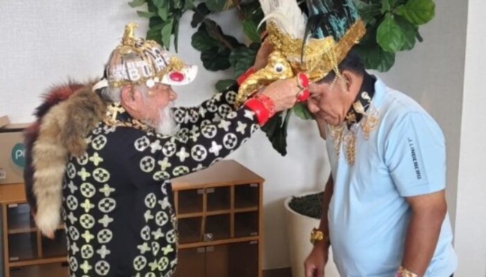 Gubernur Yulius Selvanus Bangga, Emblem Adat oleh Tetua Minahasa di Jakarta