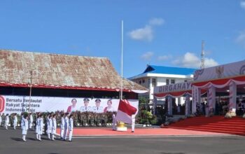 Wali-Kota-Bitung-Hengky-Honandar-bertindak-sebagai-Inspektur-Upacara-1