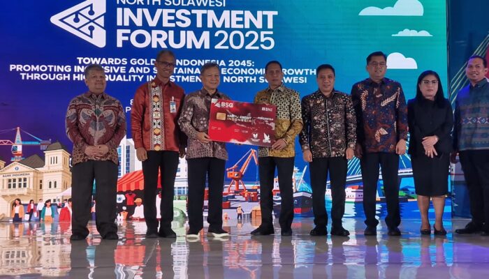 Bank SulutGo Salurkan Kartu Kredit Pemerintah Daerah di North Sulawesi Investment Forum 2025