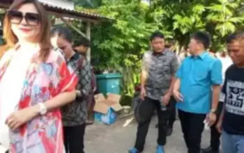 Wali Kota Andrei Angouw didampingi Ketua TP-PKK Iren Golda Angouw-Pinontoan dan Kepala Disperkim Manado,Peter Eman, meninjau langsung PJU di Pulau Bunaken