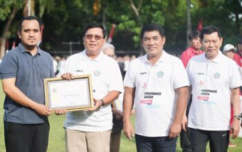 Ketua KONI Sulut Jerry Waleleng menyerahkan Piagam Penghargaan kepada insan olahraga didampingi Gubernur Yulius Selvanus da Wagub Victor Mailangkai