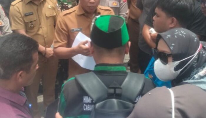 Wali Kota Kotamobagu Weny Gaib Temui Ratusan Mahasiswa Saat Berdemo