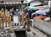 Wali Kota Kotamobagu Weny Gaib Tinjau Proyek Pemeliharaan Jalan dan Drainase di Poyowa Kecil 