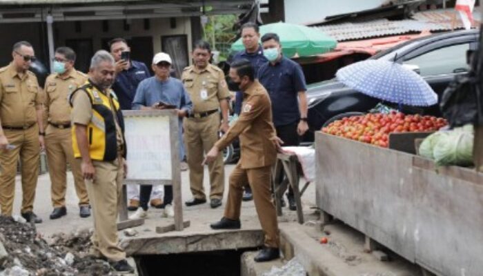 Wali Kota Kotamobagu Weny Gaib Tinjau Proyek Pemeliharaan Jalan dan Drainase di Poyowa Kecil 