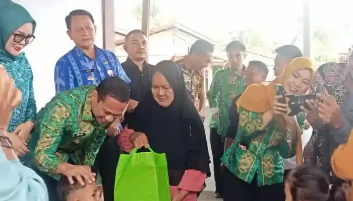 Wali Kota Kotamobagu Weny Gaib Serahkan Bantuan Kepada Balita Stunting dan Warga Miskin Ekstrem