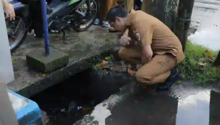 Drainase Tersumbat di Jalan Kartini Segera Diperbaiki, Wali Kota Ingatkan Warga Tidak Buang Sampah Sembarangan 