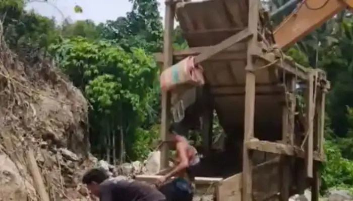 Sungai Paret Di “Acak – Acak” Sejumlah Ekskavator Lakukan Tambang Emas Ilegal