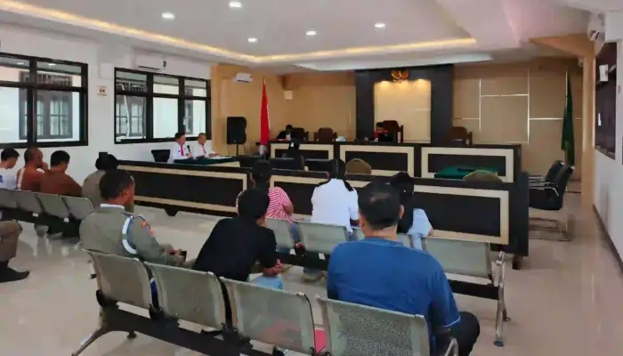 Hakim PN Kotamobagu Jatuhi Hukuman Denda kepada Ketiga Terdakwa Penjual Minol Tak Berizin 