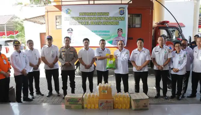 Wali Kota Kotamobagu Weny Gaib Serahkan Bantuan Kepada Masyarakat Korban Banjir di Bolmong