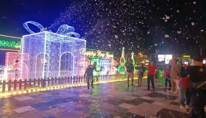 Menjelang Natal, Kota Manado “Turun Salju”
