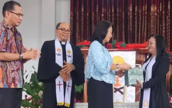 Disalurkan Ketua Sinode GMIM, Gereja Bethesda Lowian Terima Bantuan Rp 50 Juta
