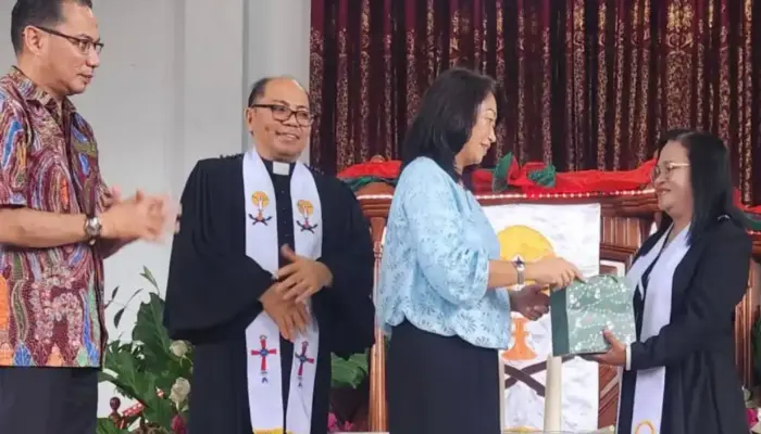 Disalurkan Ketua Sinode GMIM, Gereja Bethesda Lowian Terima Bantuan Rp 50 Juta