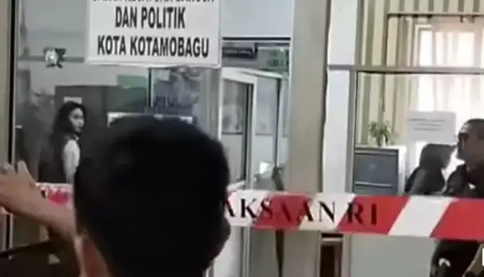 Tim Penyidik Pidana Khusus Kejari Kotamobagu Geledah Kantor Kesbangpol 