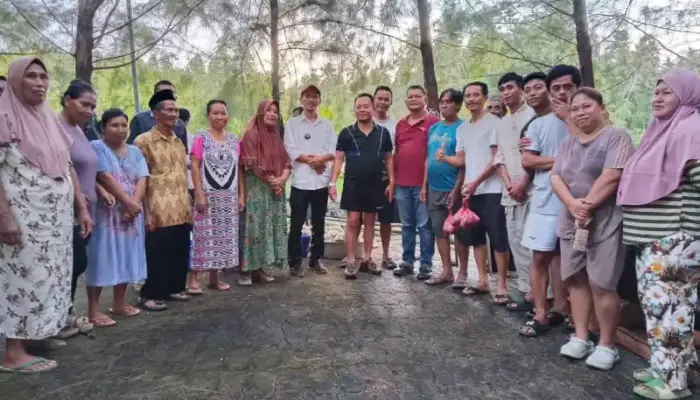 RSB Bersama Istri Bagikan Daging Sapi kepada Warga Deaga Bolsel Jelang Ramadan